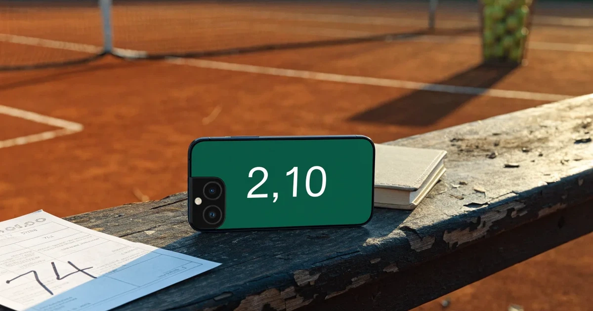 Ein Sandplatz mit frisch gezogenen Linien in der Nachmittagssonne, Netz und Ballkorb am Rand, keine Menschen.